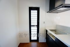 勝手口付きキッチン。においがこもりやすいキッチンの換気にも役立ちます。ごみの仮置きにもなり、便利です＾＾