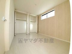 木目調のシンプルデザインで落ち着きと安らぎの空間に仕上げています。各部屋に収納が完備されているので、お荷物が増えても安心の設計です。