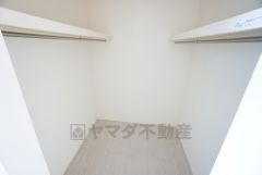 収納力豊富なウォークインクローゼット。洋服や小物などを1箇所にまとめて美しい収納を実現します。スーツケースのような大型の荷物も置けます＾＾