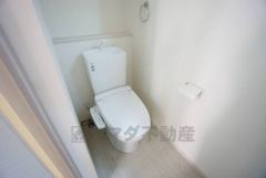温水洗浄機付トイレです。節水機能もあるので、安心して使えますね。もちろん、1階2階の2ヶ所にトイレがあるので、忙しい朝にもゆとりができますね。