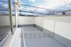 同仕様写真。陽当たりの良いバルコニーです。お洗濯やお布団干しはもちろん、日光浴スペースにも。足元は防水工事施工済です。