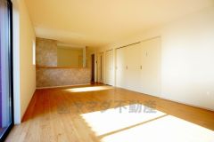 リビングは広々とした設計で、家族が集い、寛ぐ暮らしの空間を演出しています。思い思いの時間を過ごしたり、家族みんなで食事をしたり、素敵な団らんの場になりますね。