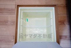 キッチンにある床下収納は、居住スペースを減らさずに買い置きの調味料や非常食などを保管することができます。