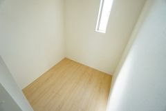 収納力豊富なウォークインクローゼット。洋服や小物などを1箇所にまとめて美しい収納を実現します。スーツケースのような大型の荷物も置けます＾＾