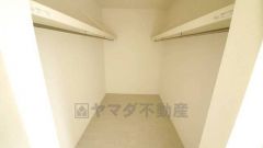 収納力豊富なウォークインクローゼット。洋服や小物などを1箇所にまとめて美しい収納を実現します。スーツケースのような大型の荷物も置けます＾＾