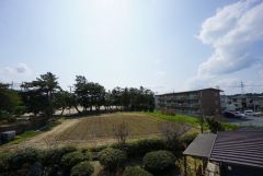 バルコニーからは緑豊かな景色を楽しむことが出来ます。