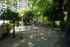 子育て層にうれしい敷地内公園。 小さな子供を目の届くマンション内で遊ばせられるので安心です。わざわざ出かけなくても、遊べるので天候に左右されにくいことも助かりますね＾＾