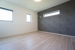 同仕様写真。主寝室としてお使いいただけそうなこちらのお部屋は、日当たりが良く、爽やかな風を感じて起きる朝は、快適生活の始まりに。