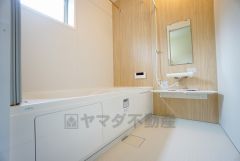 広々1坪タイプの浴槽ユニットでゆったりくつろげるバスルーム。窓、浴室乾燥機付きで換気・雨の日の洗濯もばっちり＾＾