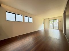 大きな窓のあるリビングは、陽光あふれる明るい空間です。居心地良く、ご家族皆がゆったり寛げる憩いの空間となりそうです。