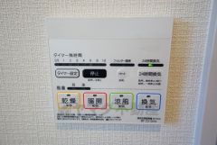 同仕様写真。浴室暖房乾燥機付き。天候に左右されず、いつでも好きなときに洗濯物を干せるので、仕事や家事で忙しい方に重宝します。