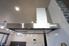 お手入れが簡単なスリム型レンジフードです。調理により発生する油煙や臭いを吸い込み、屋外へ排気してくれます。