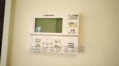 キッチン横からお湯張り、追い炊き、足し湯がボタン一つで楽々操作できる給湯機リモコンです。忙しい夕飯準備の時間帯に重宝しますね。