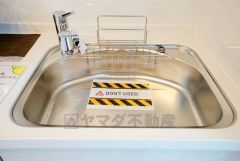 広々としたステンレスシンクには、洗剤やスポンジを収納出来るラック付き。広さも確保しているので、大きなお鍋も洗いやすいです。