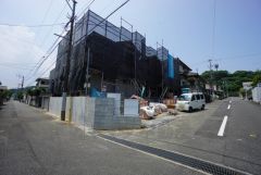 現地（2025年7月1日）撮影。前面道路は広く、車同士がすれ違うスペースが十分にあります。落ち着いた住宅地内で快適な生活を実現してみませんか＾＾