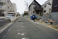 現地（2025年5月29日）撮影。 前面道路は広く、車同士がすれ違うスペースが十分にあります。落ち着いた住宅地内で快適な生活を実現してみませんか＾＾