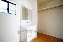 三面鏡つき洗面台。鏡裏にたっぷりとした収納スペースがあります。鏡を閉めてしまえば小物は見えないため、スッキリとした印象の洗面台にできます。