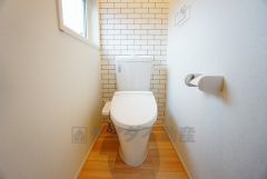 同仕様写真。温水洗浄機付トイレです。節水機能もあるので、安心して使えますね。もちろん、1階2階の2ヶ所にトイレがあるので、忙しい朝にもゆとりができますね。