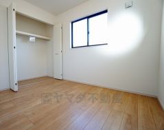 同仕様写真。住む人のこだわりを活かす洋室＾＾広めのクローゼットもあり荷物もすっきり片付けられ、ゆとりのある暮らしが出来ます＾＾