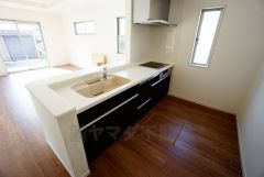 同仕様写真。リビングにいるお子様を見守りながらお料理ができる対面キッチン。カウンタートップの汚れもサッと拭き取ることができ、お掃除ラクラク＾＾