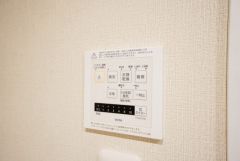 雨の日の洗濯も安心できる浴室暖房乾燥機付き浴室。リモコンで操作もボタン1つで簡単。