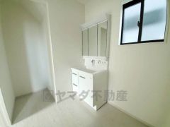 三面鏡つき洗面台。鏡裏にたっぷりとした収納スペースがあります。鏡を閉めてしまえば小物は見えないため、スッキリとした印象の洗面台にできます。