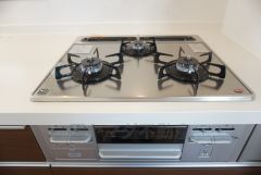 同仕様写真。複数の調理を一度に行うことができる3口コンロ。効率よくお料理が出来ます。毎日のお料理も楽しくなりますね＾＾