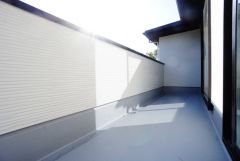 広々としたバルコニー。 天気のいい日にはお布団もまとめて干せそうですね＾＾ 陽当たり、風通し良好です＾＾