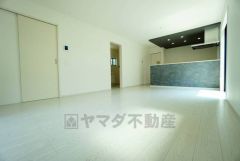大きな窓のあるリビングは、陽光あふれる明るい空間です。居心地良く、ご家族皆がゆったり寛げる憩いの空間となりそうです。