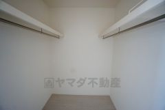 収納力豊富なウォークインクローゼット。洋服や小物などを1箇所にまとめて美しい収納を実現します。