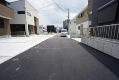 共有道路。車の通り抜けができないので、小さな子供も安心して遊ばせることができます。
