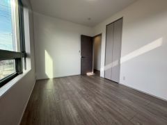 暖かい日差しが差し込む洋室。たっぷり収納できるクローゼット付きでお部屋の中をすっきりと快適に保てます。