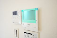 防犯性、セキュリティ対策に安心できるテレビモニター付きインターフォンです。セールスマン対策にもなり安心できます。