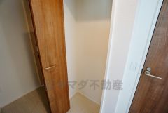 2階の廊下にも収納を確保。各居室に入りきれなかった荷物や、2階で使用する日用品のストック置き場に便利です。