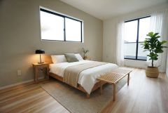 家具はイメージです。主寝室としてお使いいただけそうなこちらのお部屋は、日当たりが良く、爽やかな風を感じて起きる朝は、快適生活の始まりに。