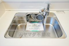 広々とした凸型シンクに洗剤ポケットを標準装備。大きなお鍋など洗いやすいです。