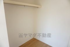 同仕様写真。収納力豊富なウォークインクローゼット。洋服や小物などを1箇所にまとめて美しい収納を実現します。スーツケースのような大型の荷物も置けます＾＾