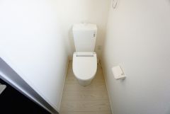 同仕様写真。温水洗浄機付トイレです。節水機能もあるので、安心して使えますね。もちろん、1階2階の2ヶ所にトイレがあるので、忙しい朝にもゆとりができますね。