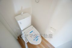 温水洗浄機付トイレです。節水機能もあるので、安心して使えますね。もちろん、1階2階の2ヶ所にトイレがあるので、忙しい朝にもゆとりができますね。