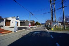 前面道路。北側約6ｍ公道。駐車スペース3台分確保＾＾（車種による）前面道路も広々としているので駐車もラクラクです＾＾