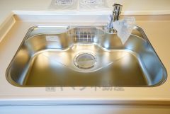 広々とした凸型シンクに洗剤ポケットを標準装備。大きなお鍋など洗いやすいです。