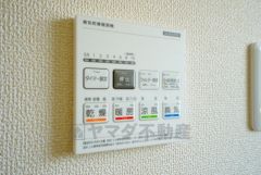 雨の日の洗濯も安心できる浴室暖房乾燥機付き浴室。リモコンで操作もボタン1つで簡単。
