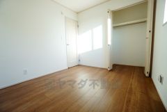 各部屋に収納が完備されているので、お荷物が増えても安心の設計です。