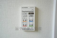 雨の日の洗濯も安心できる浴室暖房乾燥機付き浴室。リモコンで操作もボタン1つで簡単。