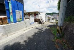 現地（2025年8月6日）撮影。住人以外の車の進入も少なく、小さなお子様を持つご家庭にも安心です。