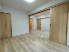 暖かい日差しが差し込む洋室。たっぷり収納できるクローゼット付きでお部屋の中をすっきりと快適に保てます。