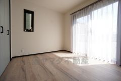 2面採光を確保した明るい室内は、風通しも良く、大変居心地の良い空間となっております。爽やかな風を感じて起きる朝は、快適生活の始まりに。