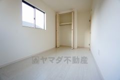 同仕様写真。暖かい日差しが差し込む洋室。たっぷり収納できるクローゼット付きでお部屋の中をすっきりと快適に保てます。