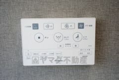 雨の日の洗濯も安心できる浴室暖房乾燥機付き浴室。リモコンで操作もボタン1つで簡単。
