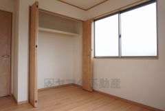 同仕様写真。暖かい日差しが差し込む洋室。たっぷり収納できるクローゼット付きでお部屋の中をすっきりと快適に保てます。